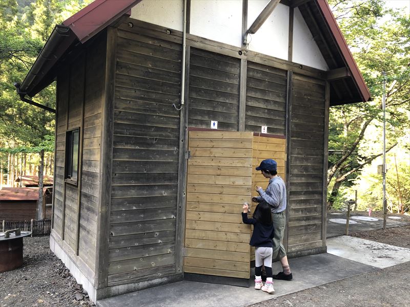 炭焼の杜 明ケ島キャンプ場 ペット可区画サイト トイレ